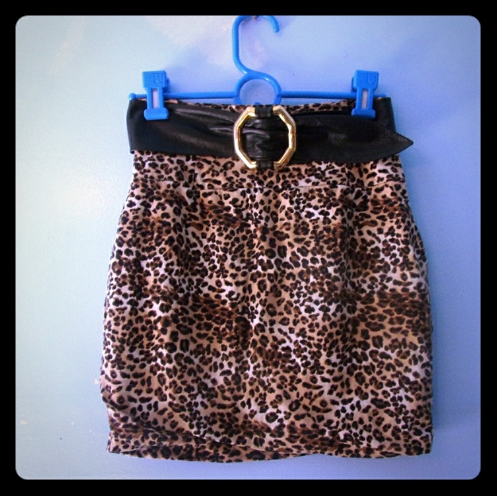 Short leopard print skirt with real leather belt